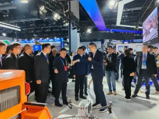 中國國際應(yīng)急展快訊：應(yīng)急管理部部長(zhǎng)王祥喜了解凌天智能裝備集團(tuán)無人化裝備創(chuàng)新與應(yīng)用情況！