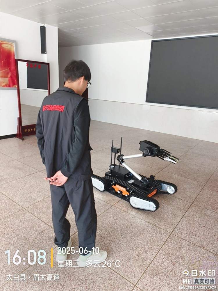 1762155030244831.jpg 雙擺臂排爆機(jī)器人驗(yàn)收1.jpg