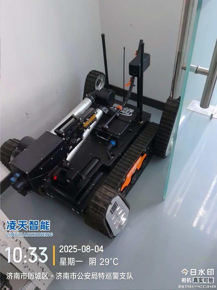 1762155030762111.jpg 雙擺臂排爆機(jī)器人驗(yàn)收.jpg